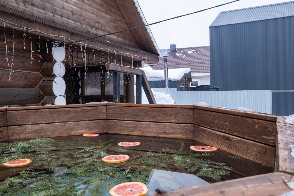 Дом-баня в деревенском стиле с чаном